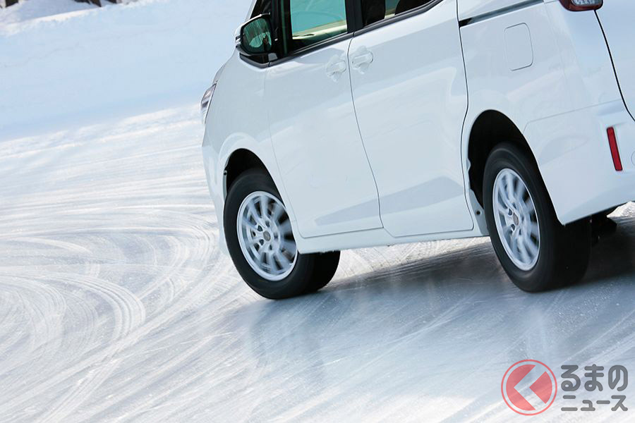 アイスバーンとはドイツ語で「スケートリンク」の意味。人が歩くことも難しいようなツルツルの路面だ