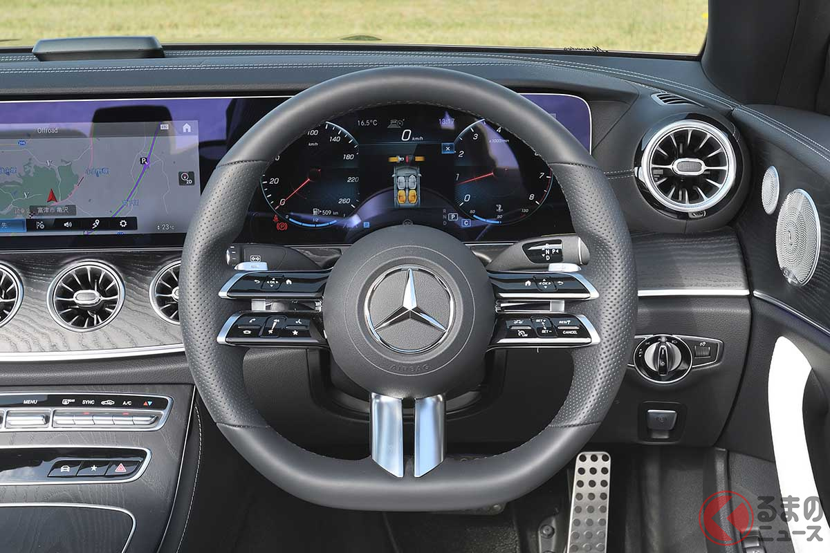 メルセデス・ベンツ改良新型「E300カブリオレ スポーツ」のインパネ。AMGスポーツステアリングはセンサーが静電容量式になった