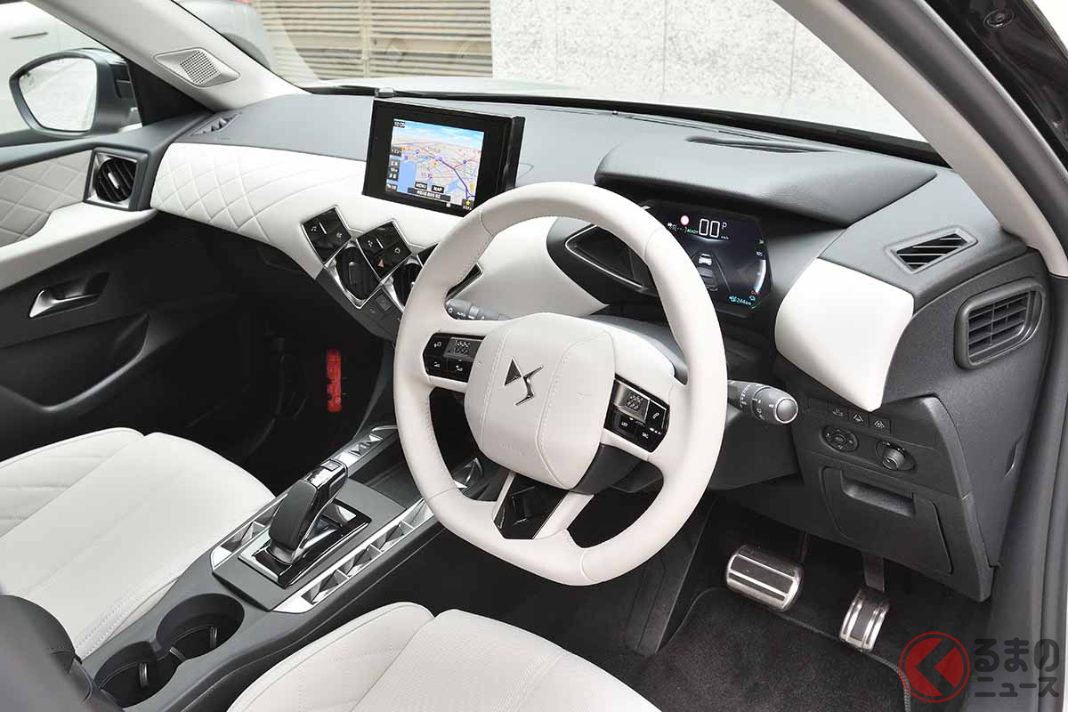 DS3クロスバックE-TENSEのインテリア。ホワイトの室内が高級な雰囲気だ
