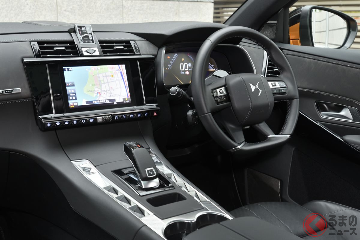 「DS7スポーツバック」のインパネ。囲まれ感が強いコックピットだ