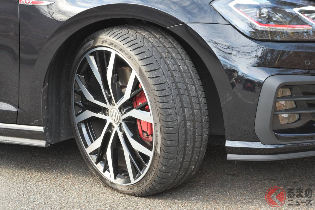 VW「ゴルフGTIパフォーマンス」のタイヤサイズは225/35R19。試乗車はピレリ「Pゼロ」を装着