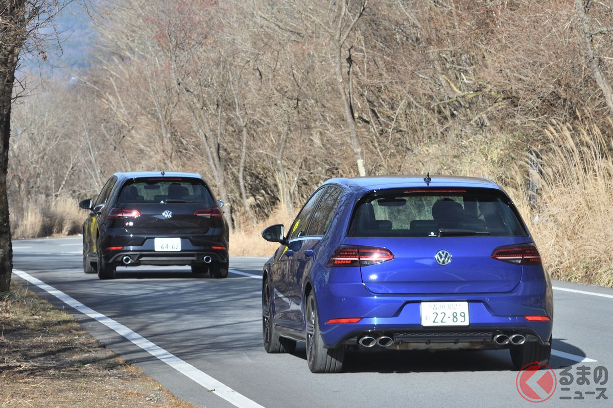 VW「ゴルフR」(右)とVW「ゴルフGTIパフォーマンス」(左)