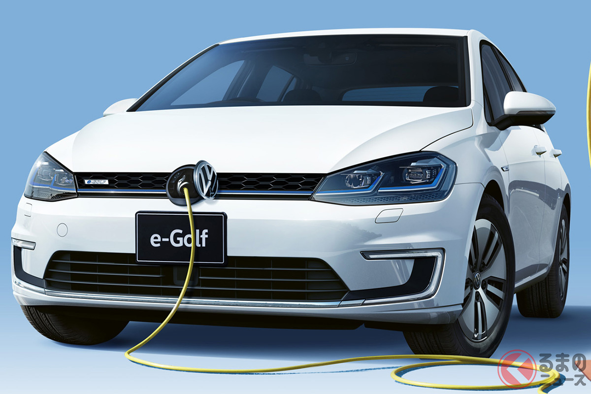 VW「e-ゴルフ」の普通充電200V)はフロントエンブレムの位置にある