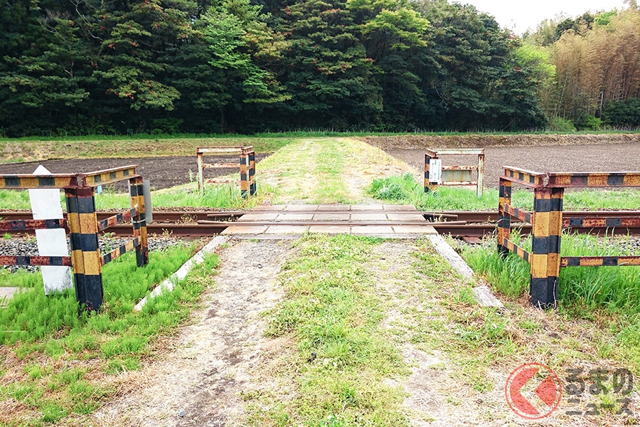 警報機も遮断機も設置されていない第4種踏切のイメージ