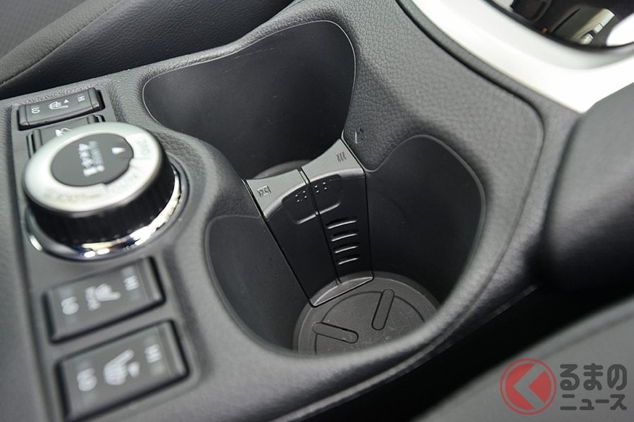 国産車でも採用例の少ない「フロントシート用カップホルダー（保温保冷機能付）」