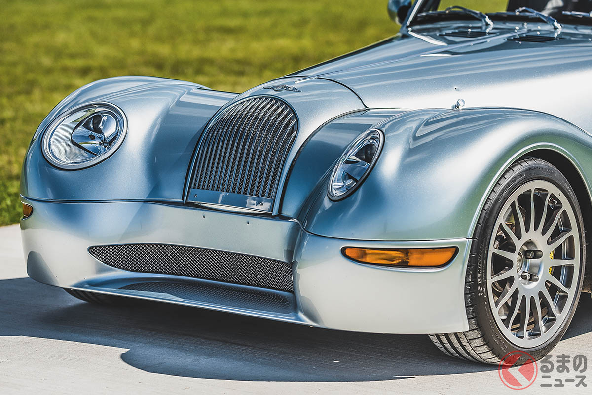 寄り目のようなヘッドライトが強烈な個性を放っているモーガン「エアロ8」(C)2020 Courtesy of RM Sotheby's