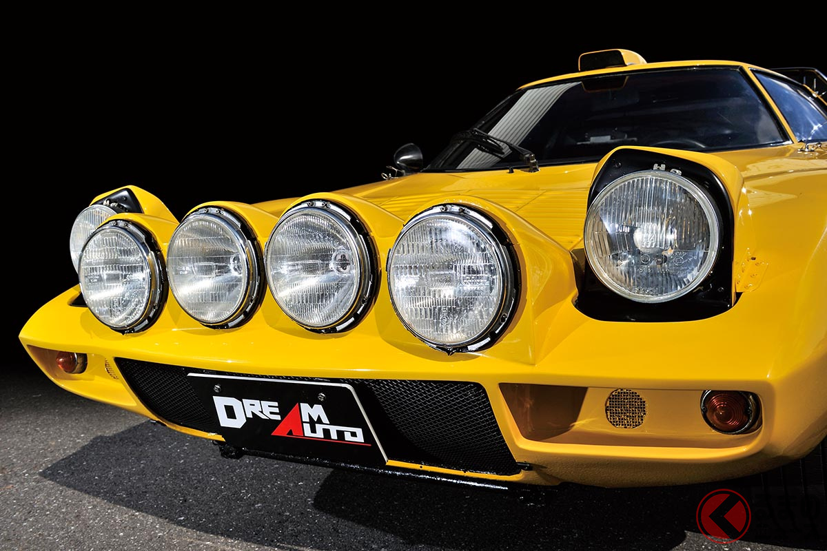 取材車両はスパルタンなGr.4仕様であるため、ボディから張り出した整然と並ぶ6連フォグランプが特徴