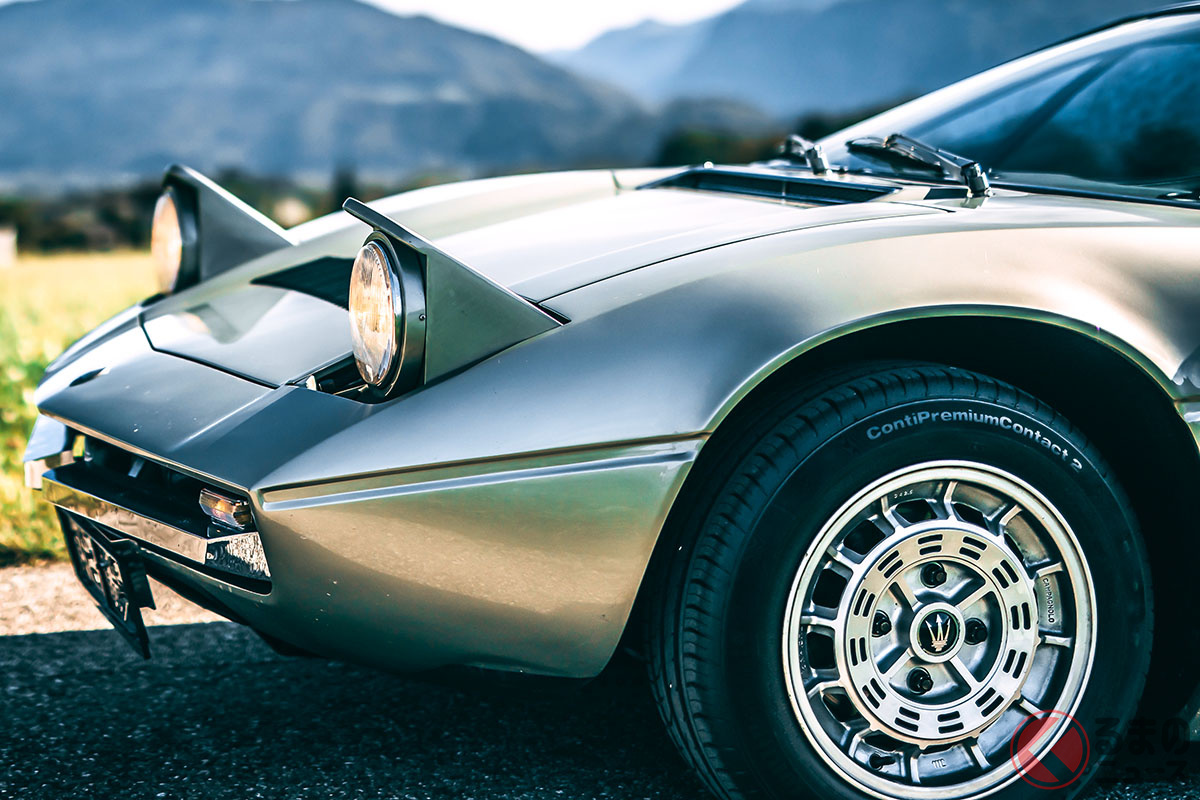 リトラクタブルヘッドライトがスーパーカーの象徴だった。当時マセラティ「メラクSS」は、遅れてきたスーパーカーだったのかもしれない