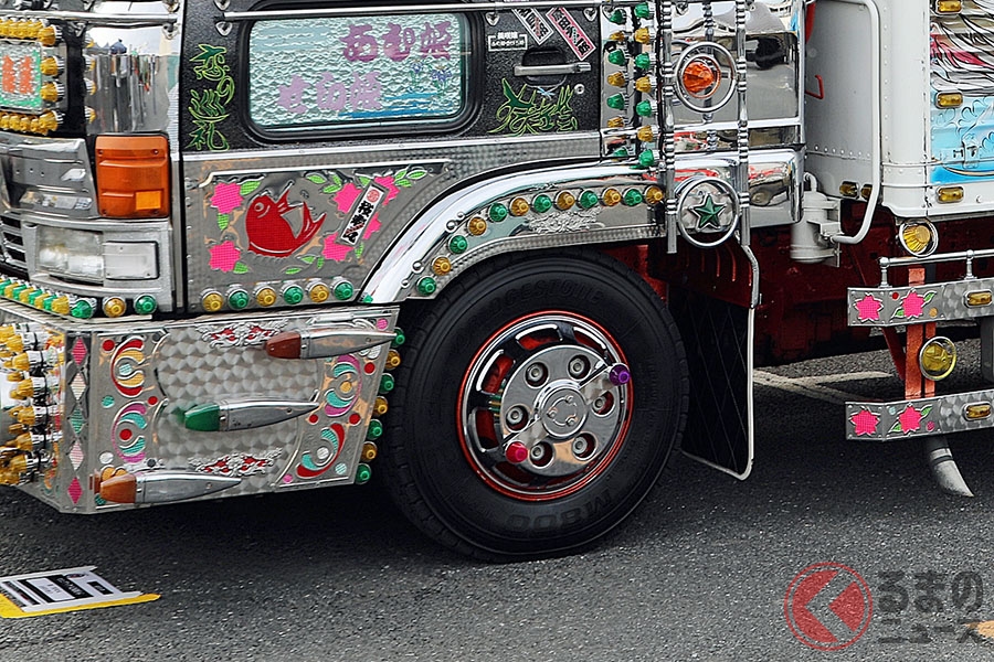 カスタムに3000万円 デコトラのルーツは菅原文太主演の トラック野郎 にありました くるまのニュース カスタムに3000万円 デコトラのルーツは菅原文太主演の トラック野郎 にありました くるまのニュース