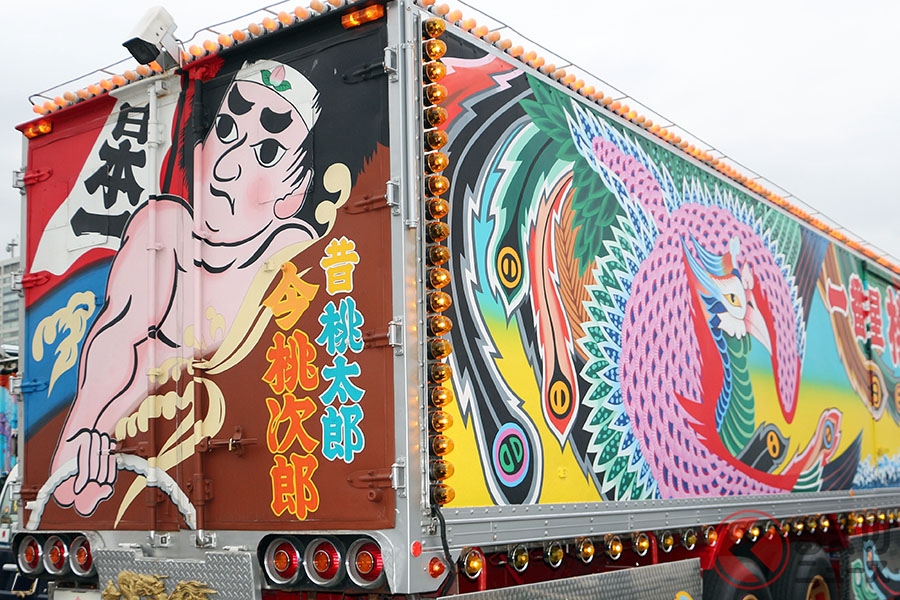 デコトラのルーツは、1975年から1979年にかけて東映が製作した映画『トラック野郎』にあるといわれている