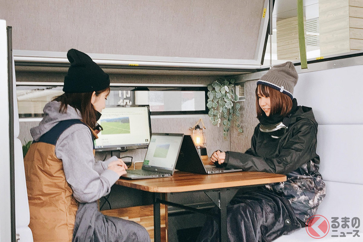 これが軽トラの荷台? ダイハツなどが連携して開発した軽トラを利用したワーケーションの実証実験の様子。