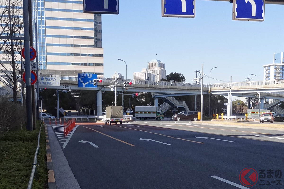 2017年に撮影された進めない左折専用レーン。現在では、車線が整備されている画像:こひつじas防人%食用に適さない(@as_sakimori)