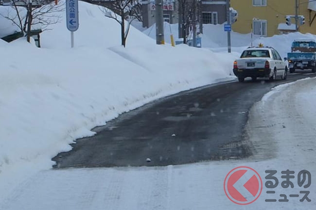 道路にチビ噴水現る 雪国ではお馴染みのヤツらの正体とは くるまのニュース