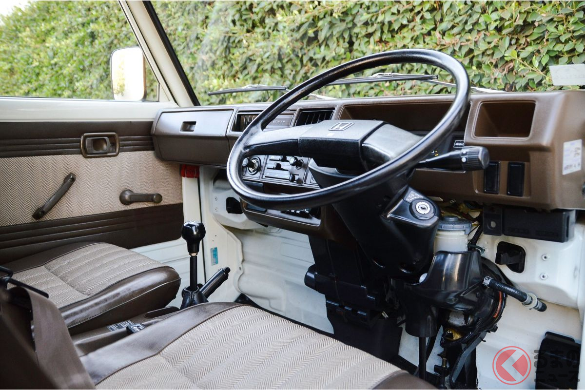 内装の状態も新車並みといえる35年落ちのホンダ「アクティ・トラック」(画像:TOPRANK IMPORTERS)
