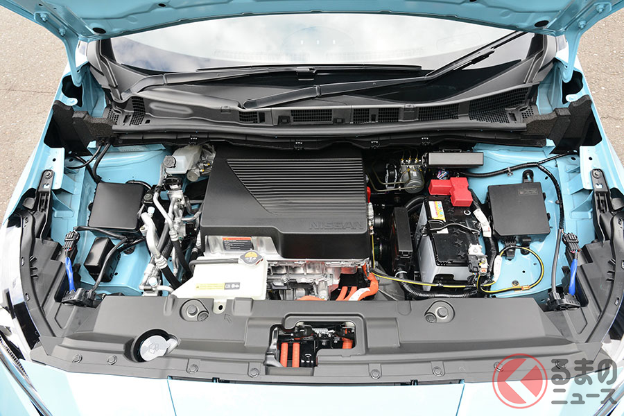 日産「リーフ」のボンネットにはエンジンではなくモーターが搭載されている