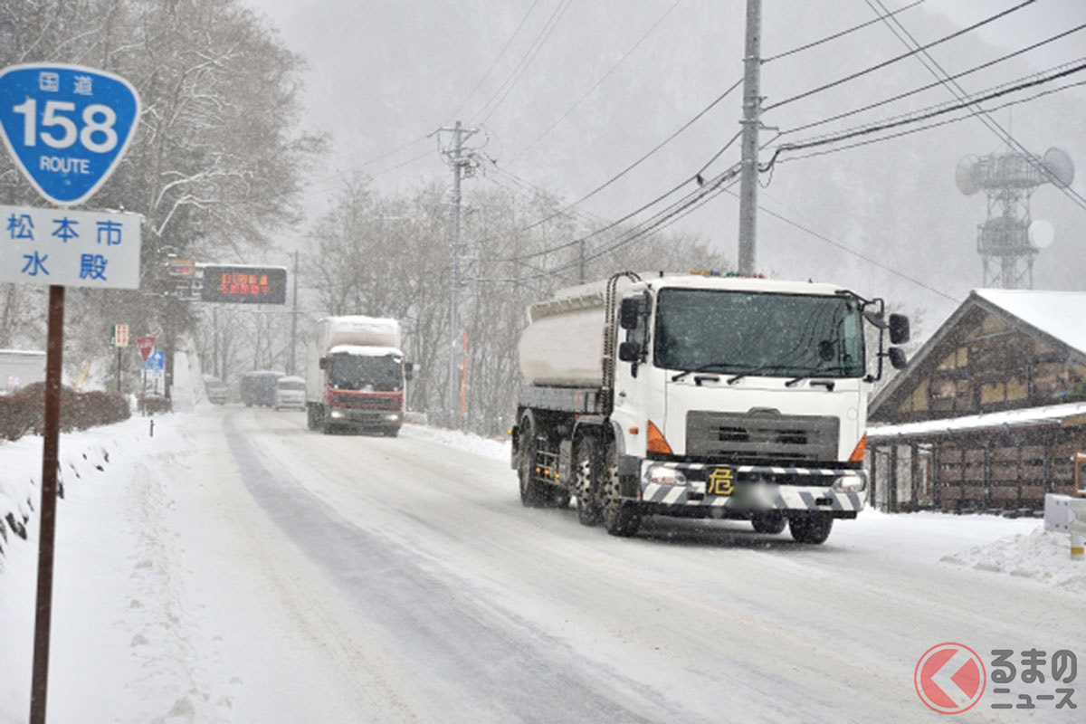 積雪で進めなくなった道路のイメージ