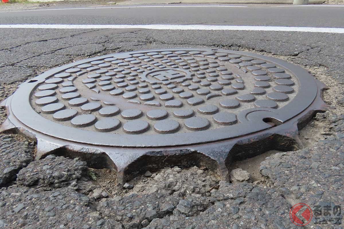 雪国仕様のマンホール(画像提供:@yukkomoguさん)