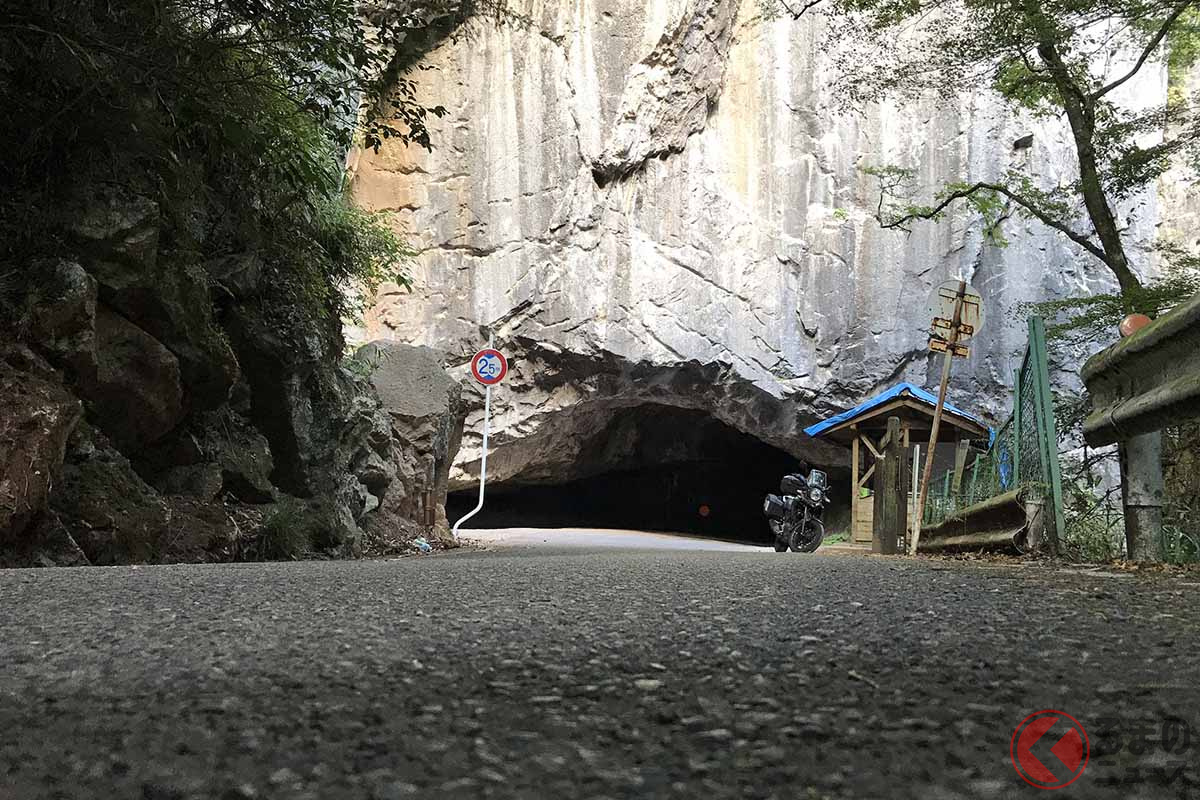 まるで遊園地のアトラクション 岡山県道にある素掘りのトンネルとは くるまのニュース
