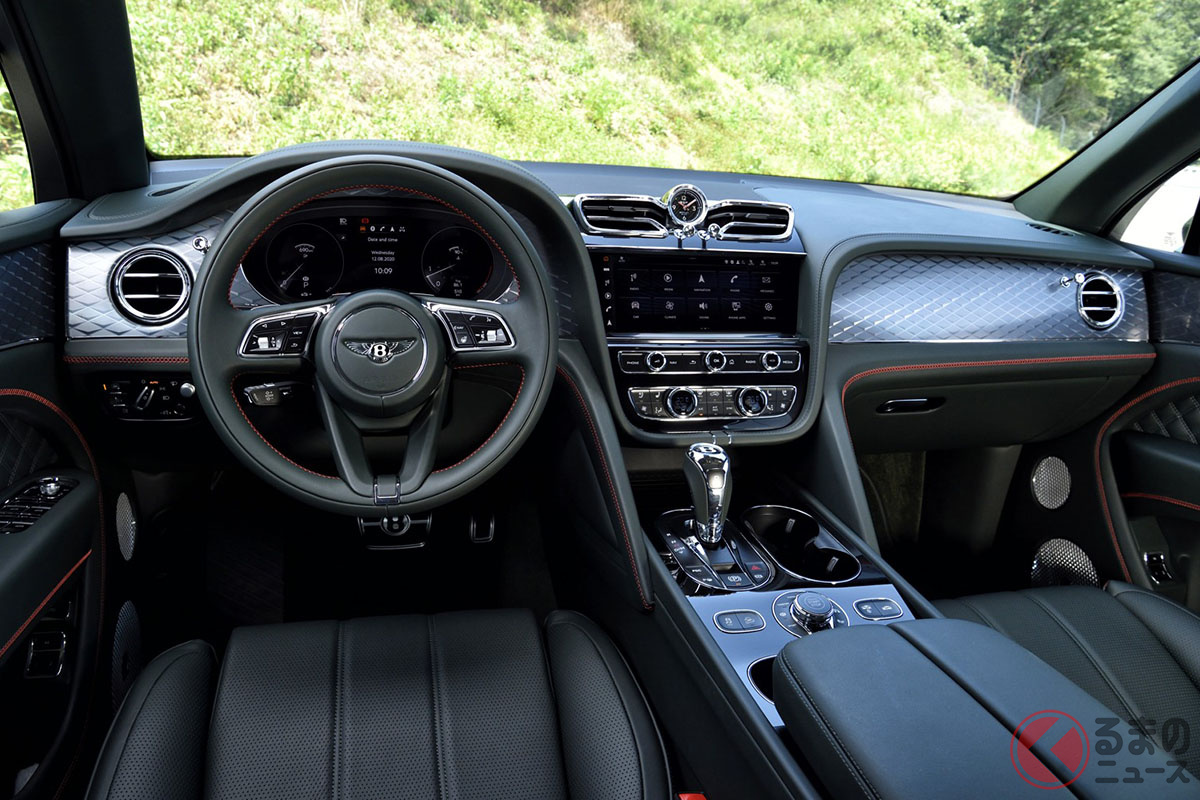 先代の重厚感ある印象がスッキリと軽やかな雰囲気に様変わりした新型「ベンテイガ」のダッシュボード