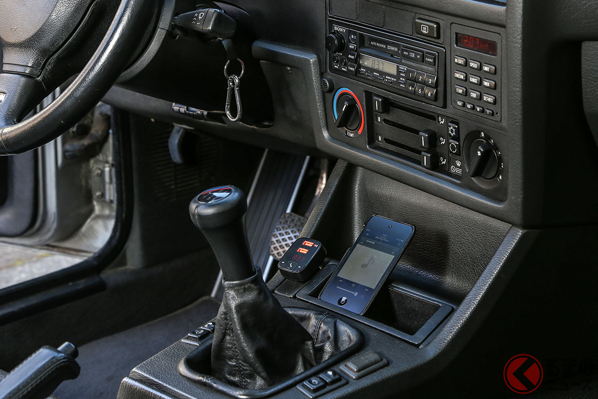 車内で操作しやすいように、ちょっと古いタイプのiPodに音楽データを入れて使っているが、もちろんスマートフォンをBluetoothで繋いでもよい