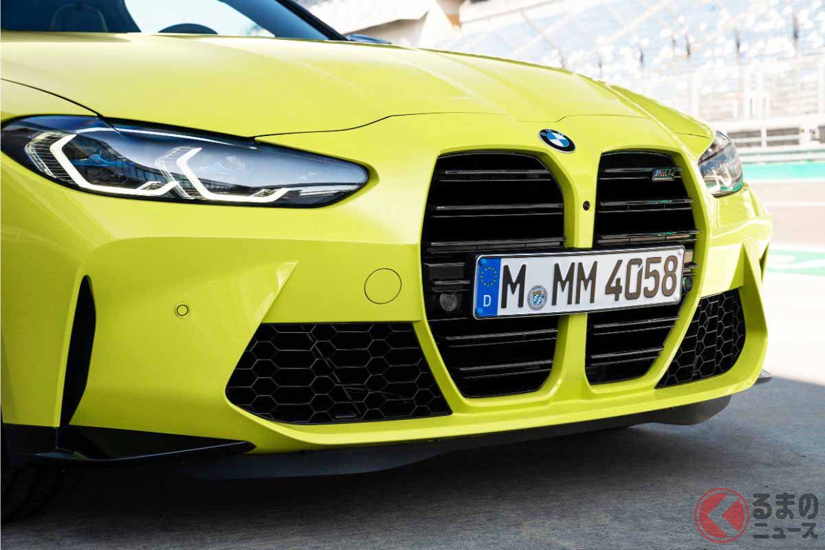 2020年9月23日に世界初公開された新型BMW「M4クーペ」。同時に発表された新型「M3セダン」も縦型の巨大キドニーグリルを採用している