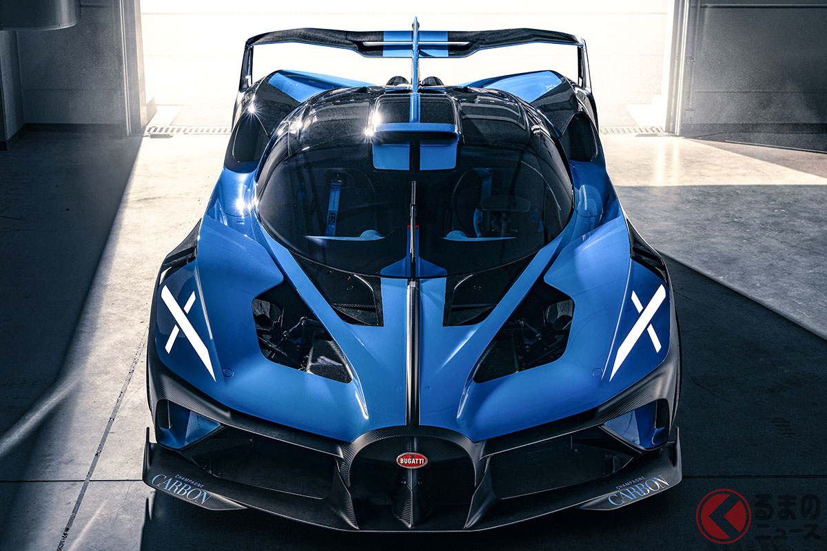 フロントにあるXの字は、歴史的なレーシングカーが事故の際にガラスの散乱を防ぐためヘッドライトに貼っていたテープの「X」も表している