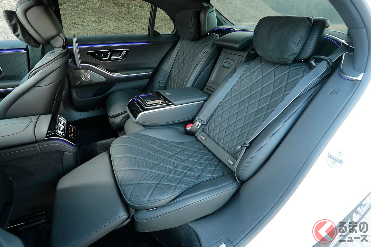 メルセデス・ベンツ新型「S500 4MATICロング」のリアシート。写真はオプションのフットレスト付きエグゼクティブリアシート