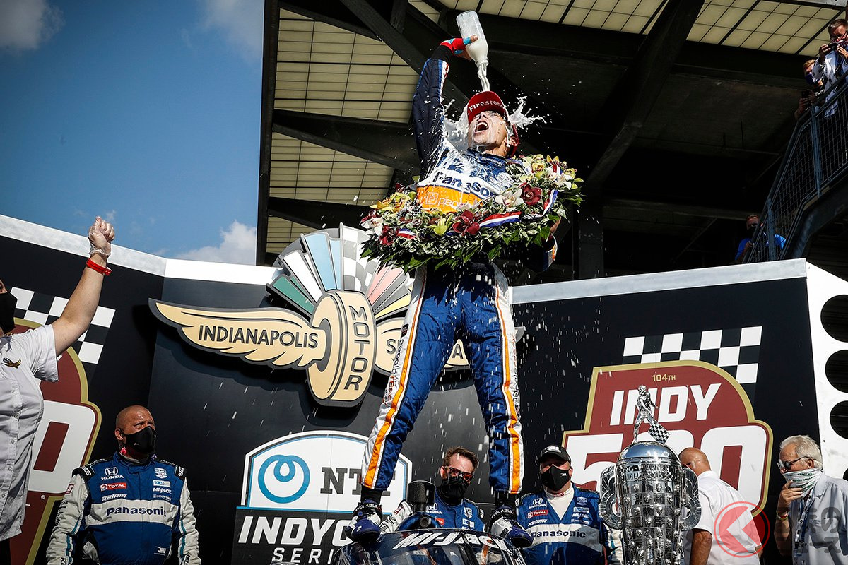 第104回インディ500の表彰式での佐藤琢磨選手。インディ500で優勝したドライバーは牛乳を飲むという慣習がある