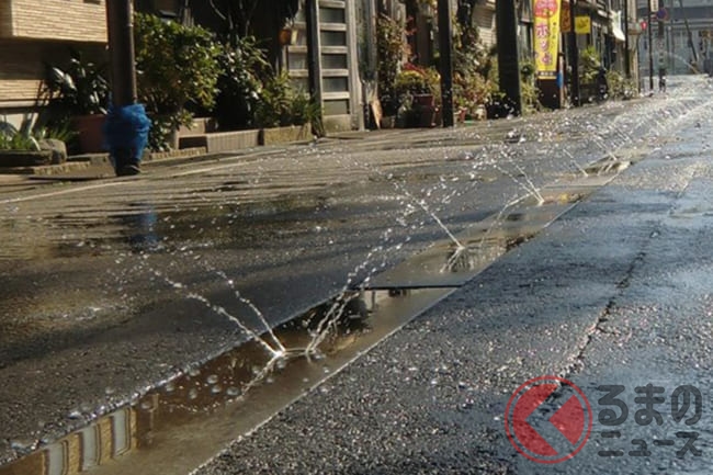 道路にチビ噴水現る 雪国ではお馴染みのヤツらの正体とは くるまのニュース 道路にチビ噴水現る 雪国ではお馴染みのヤツらの正体とは くるまのニュース