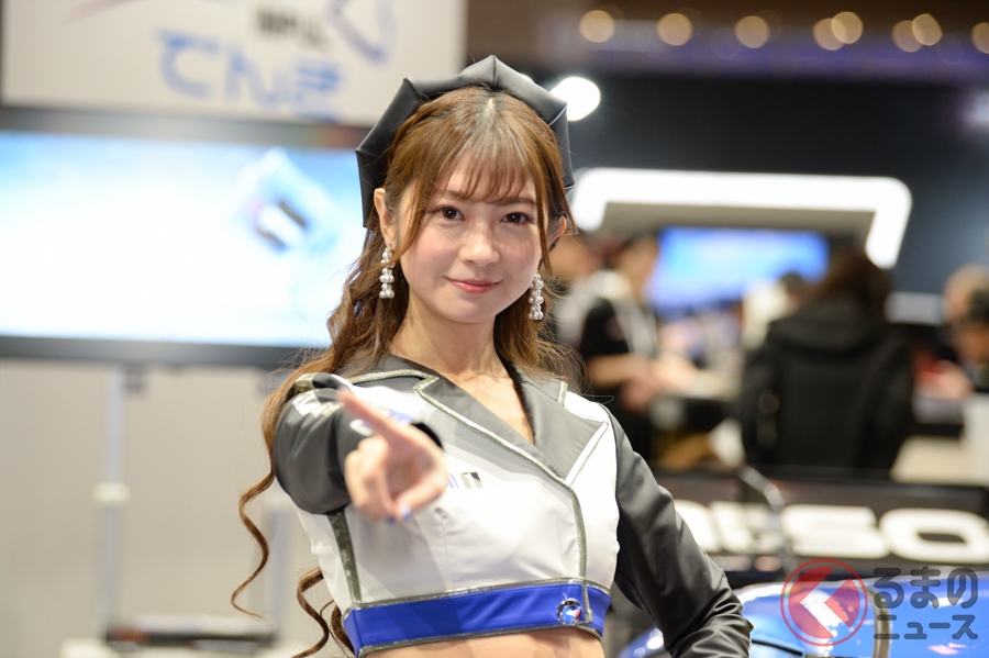 モービル1ブースに華を添えるコンパニオン