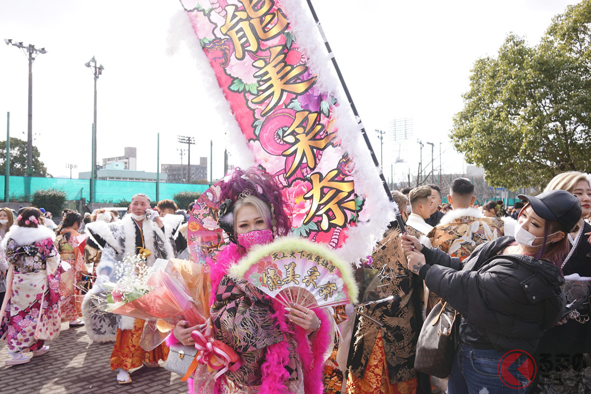 絢爛豪華な衣装に身に纏う新成人。コロナ禍において中止が相次いだなかでも開催だったこともあり、例年とは異なる特別な成人式ともいえる。