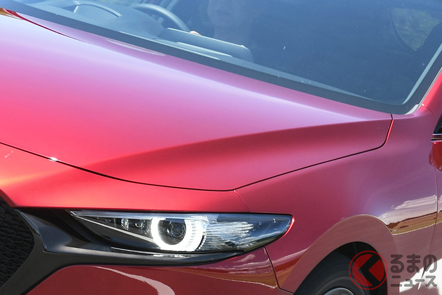 マツダ「マツダ3」はボンネットがエッジの立ったデザインになっている