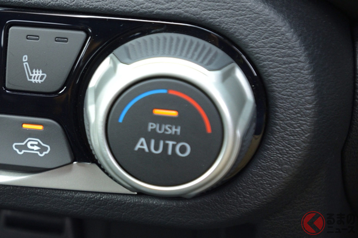 暖房は赤いほうにスイッチを回すだけで機能する。