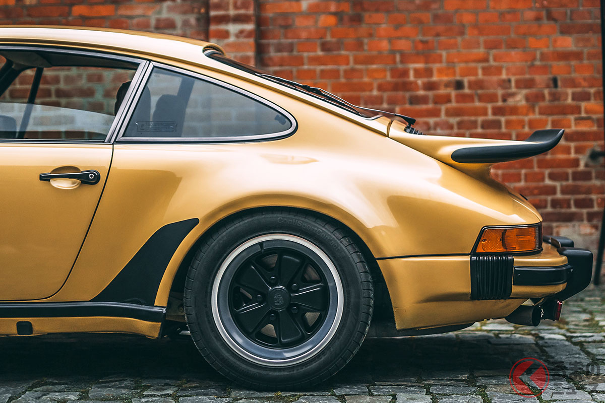 ポルシェ「911ターボ」のリアフェンダーの膨らみとリアスポイラーは、憧れの象徴でもあった(C)2020 Courtesy of RM Sotheby's