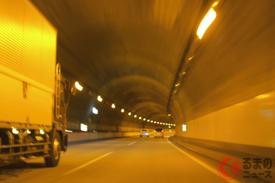 トンネル内部を照らすオレンジ色の照明