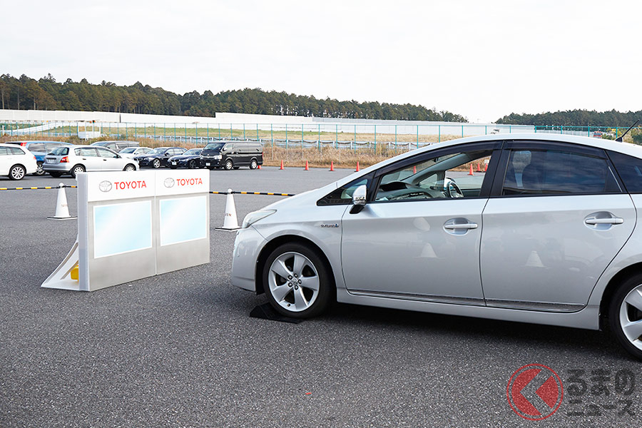 後付けのペダル踏み間違い急発進抑制装置搭載車も補助金の対象となる