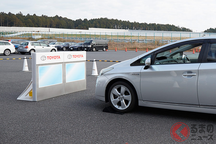 後付けの踏み間違い時加速抑制システムのテストイメージ