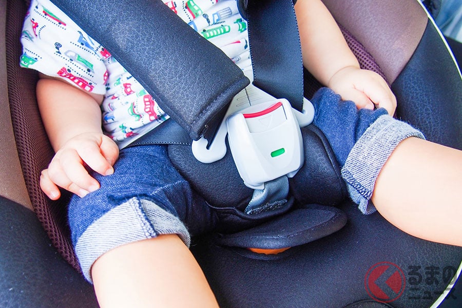 チャイルドシートはハーネスをしっかり締める