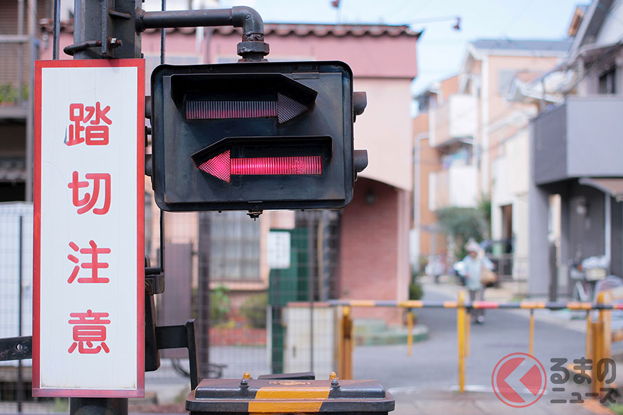朝夕のピーク時には踏切で渋滞が発生(イメージ)