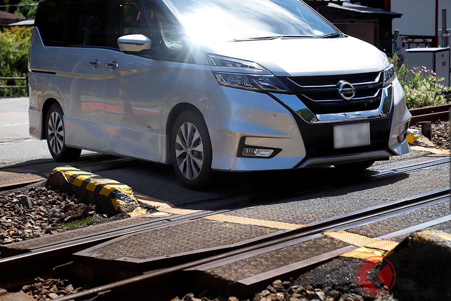 踏切で立ち往生! どうしたらいい?(画像はイメージ)