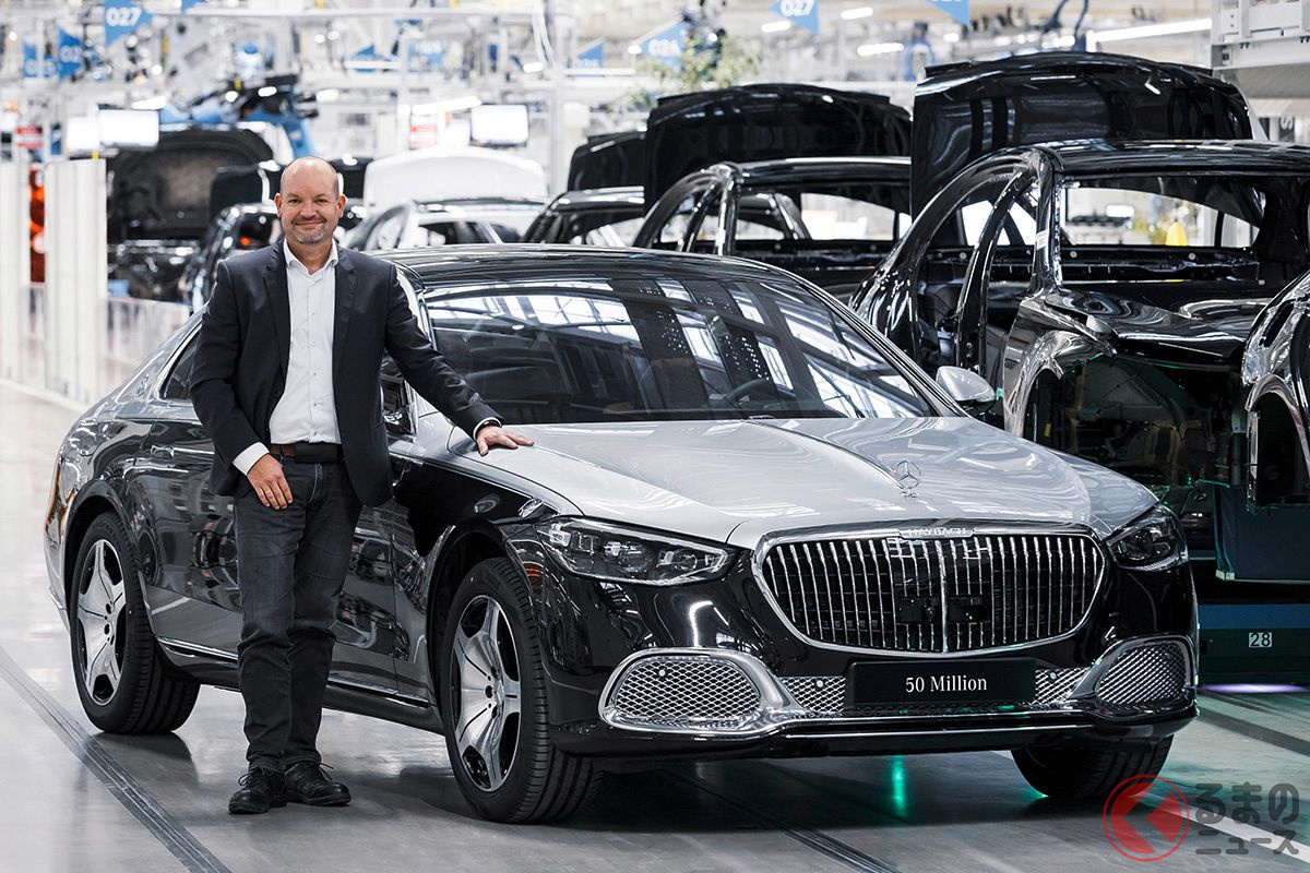 5000万台目となったメルセデス・マイバッハ「Sクラス」とメルセデス・ベンツAG取締役会メンバー、イェルク・ブルツァー氏