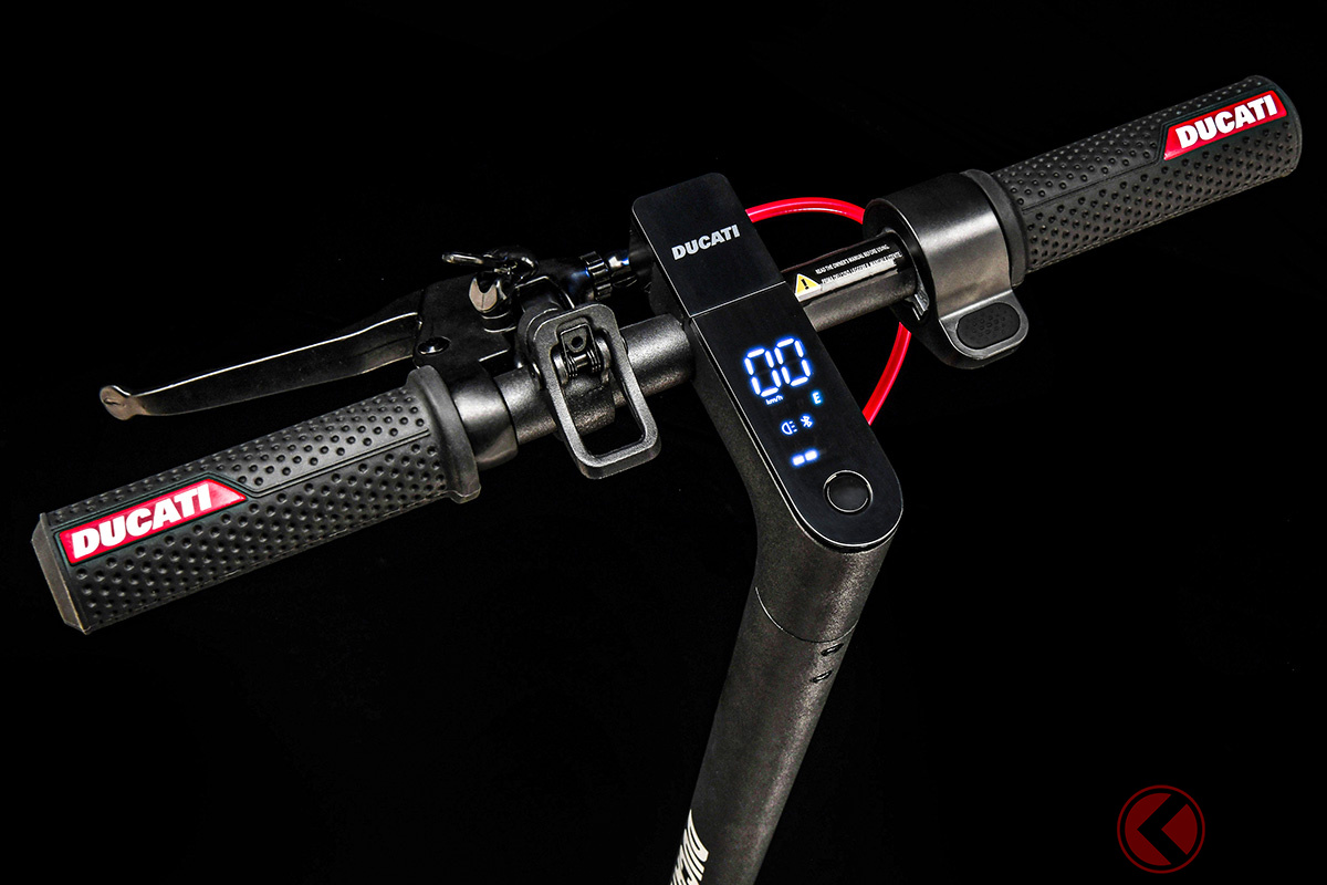 ハンドル上には、3.5インチサイズのLEDディスプレイを装備。アプリによって充電情報や自車位置情報などを取得することができる