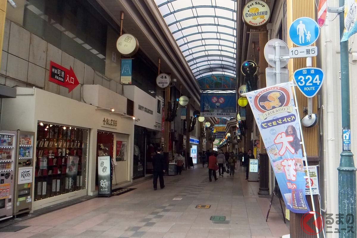 「アーケード国道」として話題の「長崎浜市商店街」(画像提供：＠expwy_signさん)