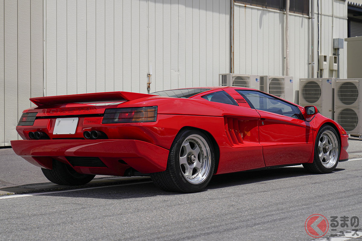 マルチチューブフレームにボディはすべてアルミニウム製という、まさにレーシングカーといえる構造をしている