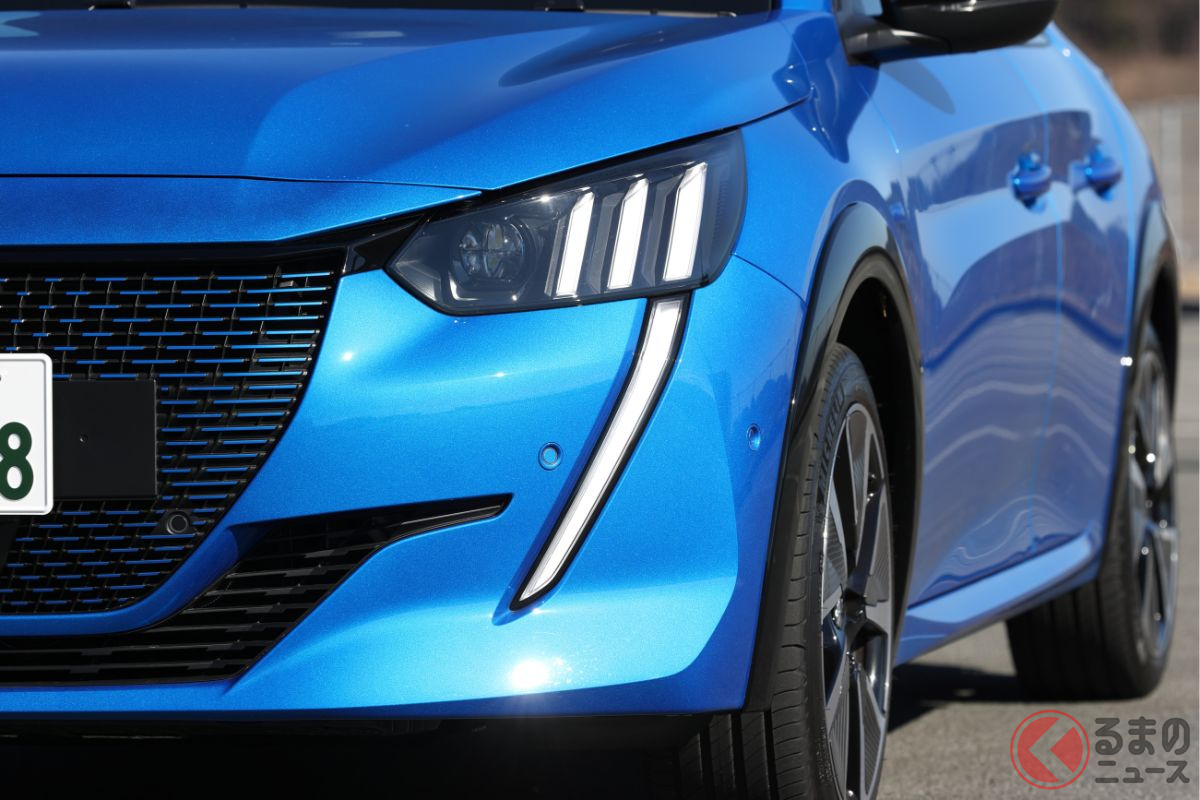 プジョー「e-208」のフルLEDヘッドライト。ラジエターグリルがボディカラーに合わせて塗装されるのが208との違いだ