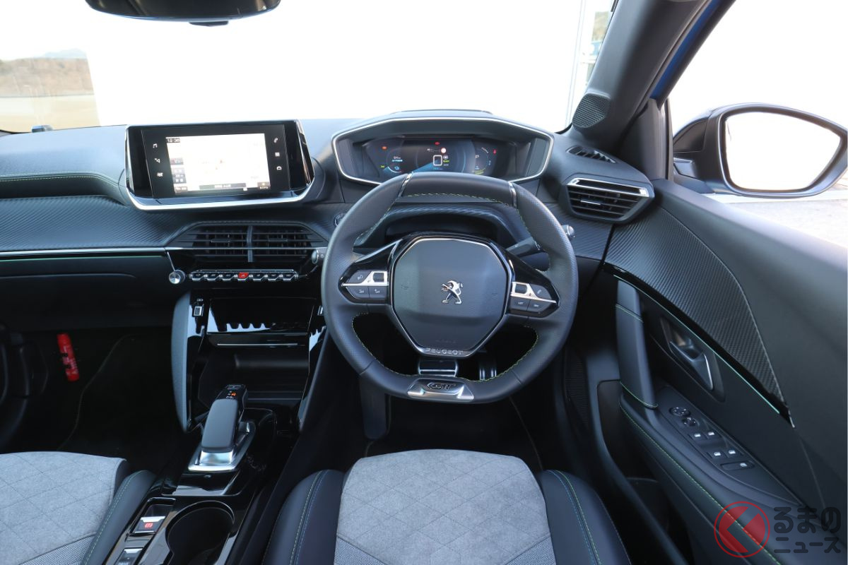 プジョー「e-208」の3D i-コックピット。ナビゲーションシステムは24万5300円のオプション