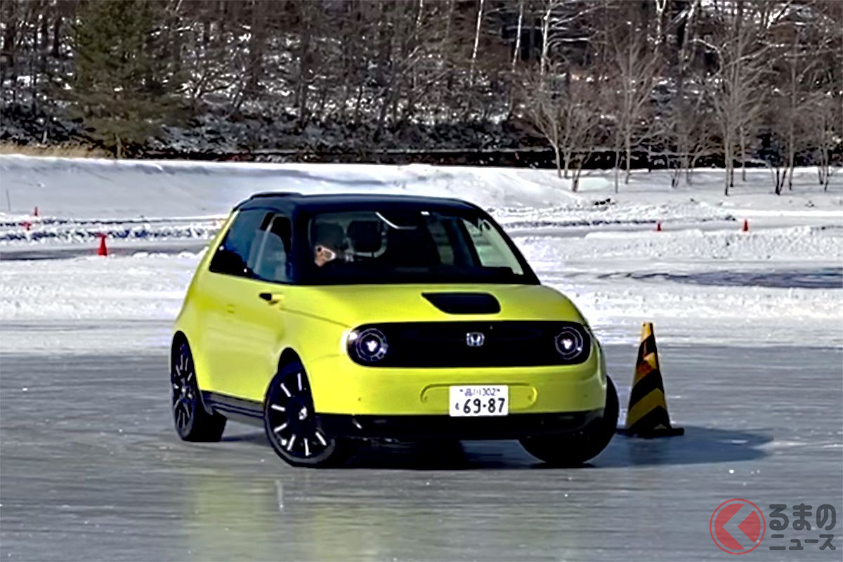 長野県立科町にある湖、女神湖(めがみこ)では、冬季凍結した氷上でドライビングレッスンをおこなうことができる