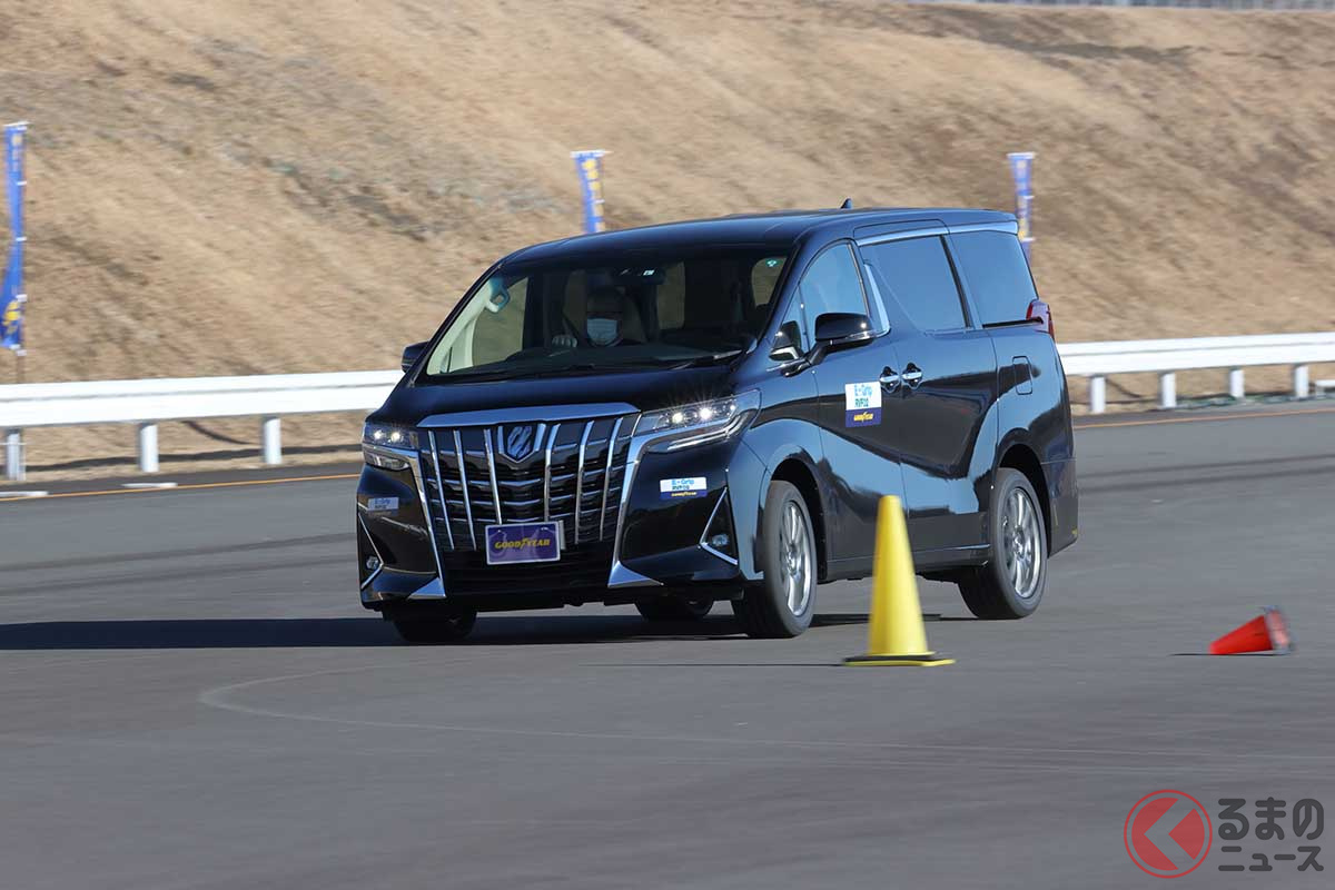 エフィシェントグリップRVF02のテスト風景。ドライ路で攻めた走りをしてもタイヤがなかなか鳴かない