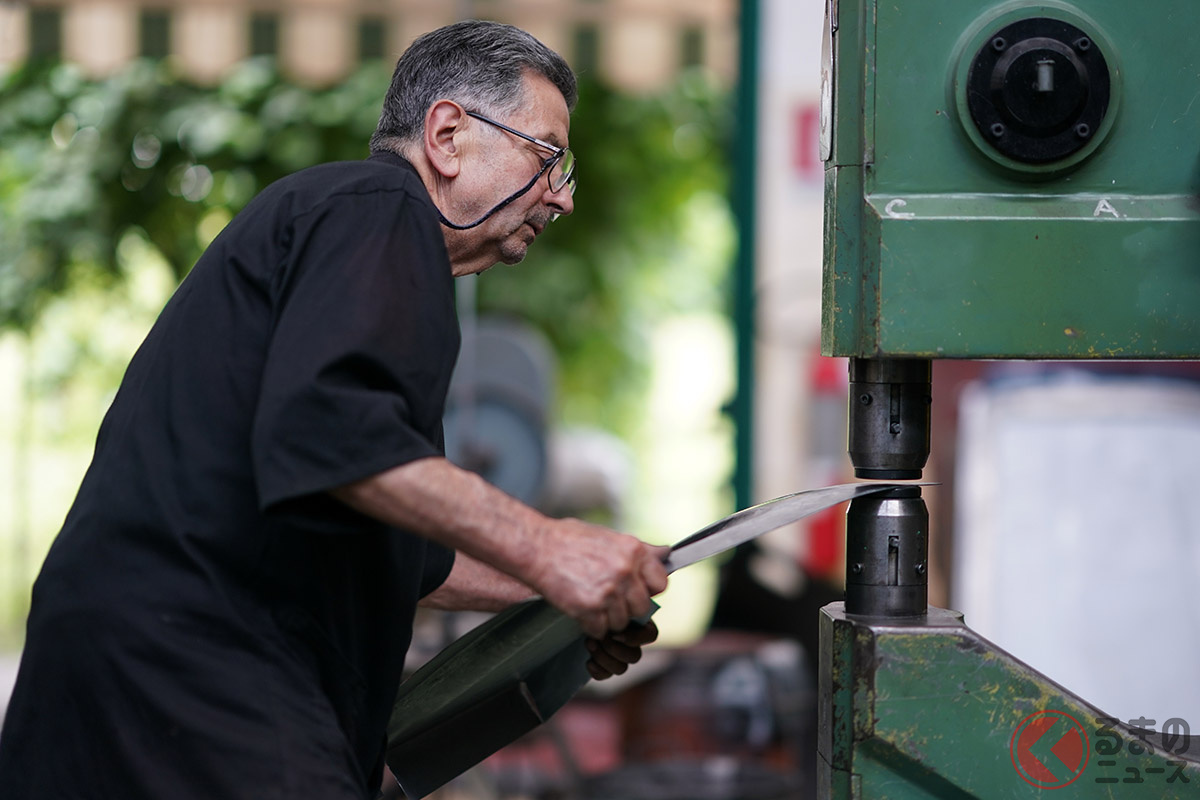 1963年からスカリエッティ社で経験を積んだエディジオいまも現役で、クルマと向き合って仕事を続けている