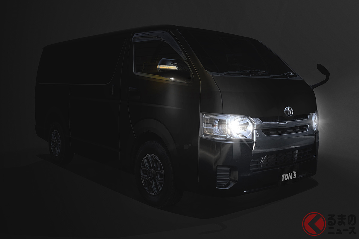 トムス シーケンシャルLEDドアミラーウィンカーが装着されたトヨタ「ハイエース」